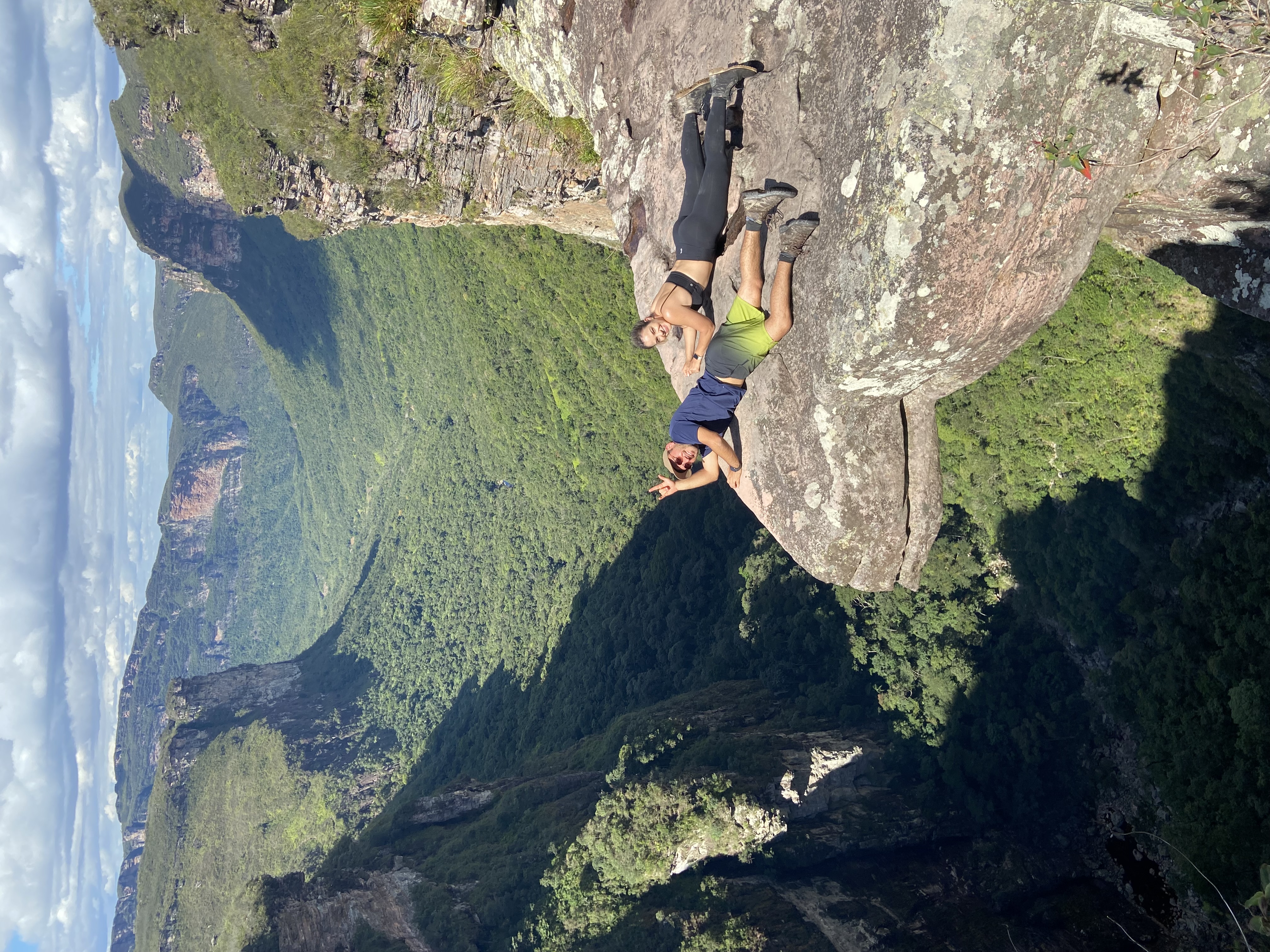 Casal em uma trilha rochosa na Chapada Diamantina