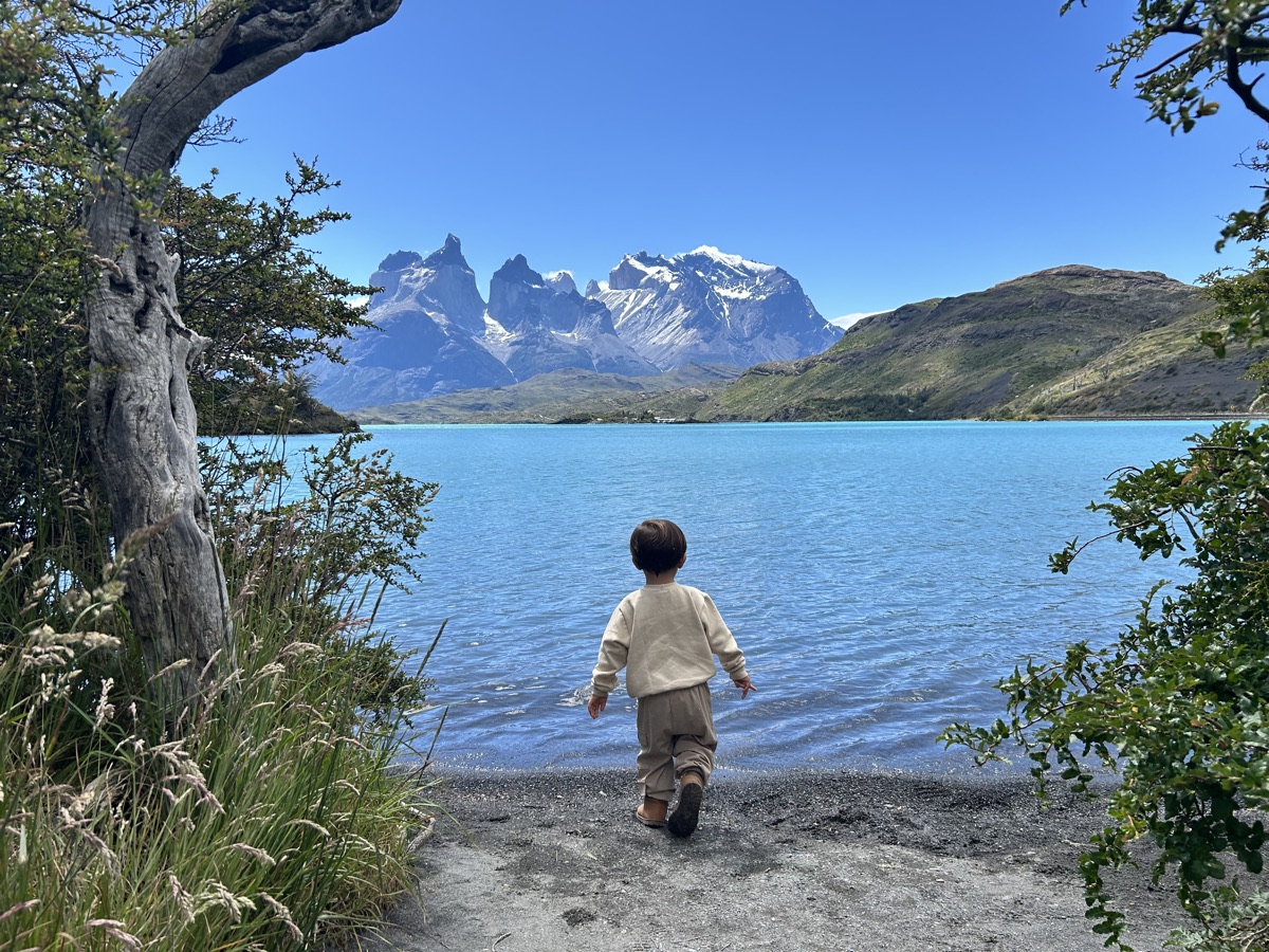 Criança caminhando diante de um lago em Torres del Paine