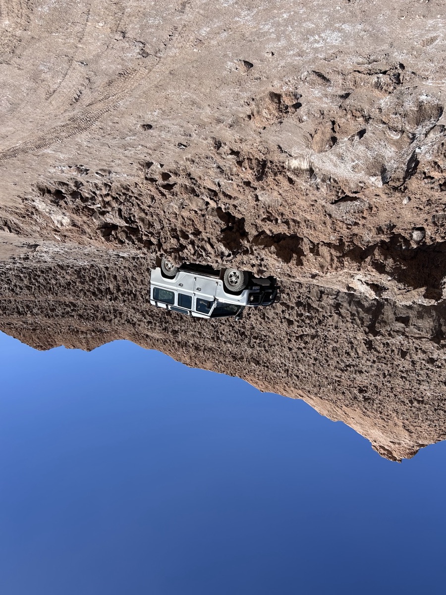 Defender 110 em uma trilha rochosa no Atacama