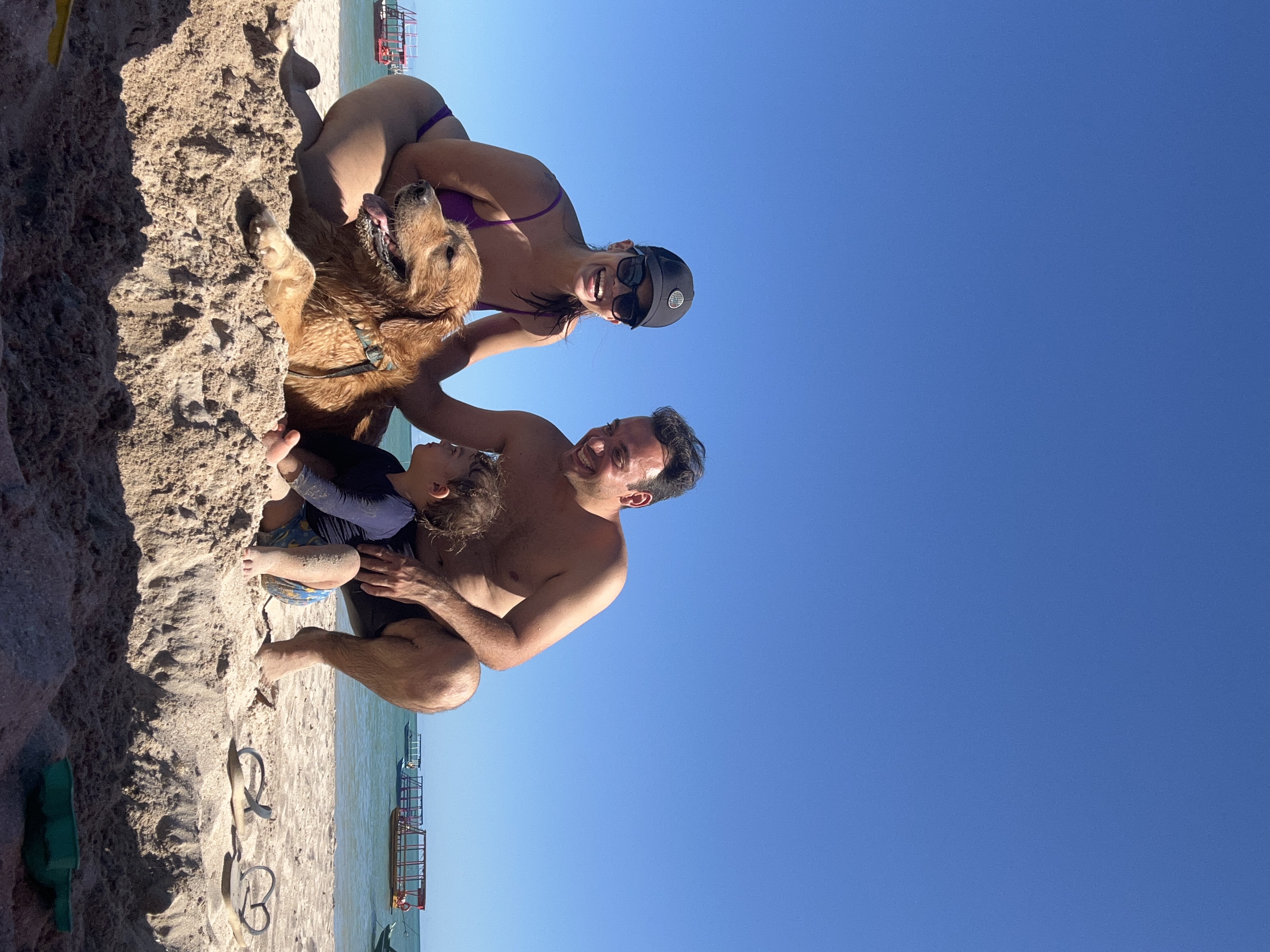 Família e cachorro na praia de Japaratinga