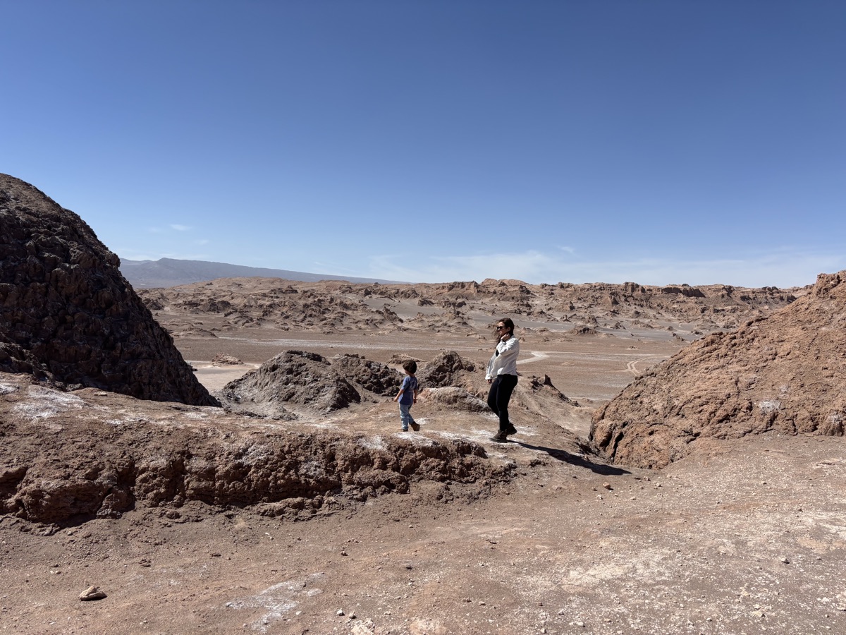 Família caminhando pelo Valle de la Luna, no Atacama