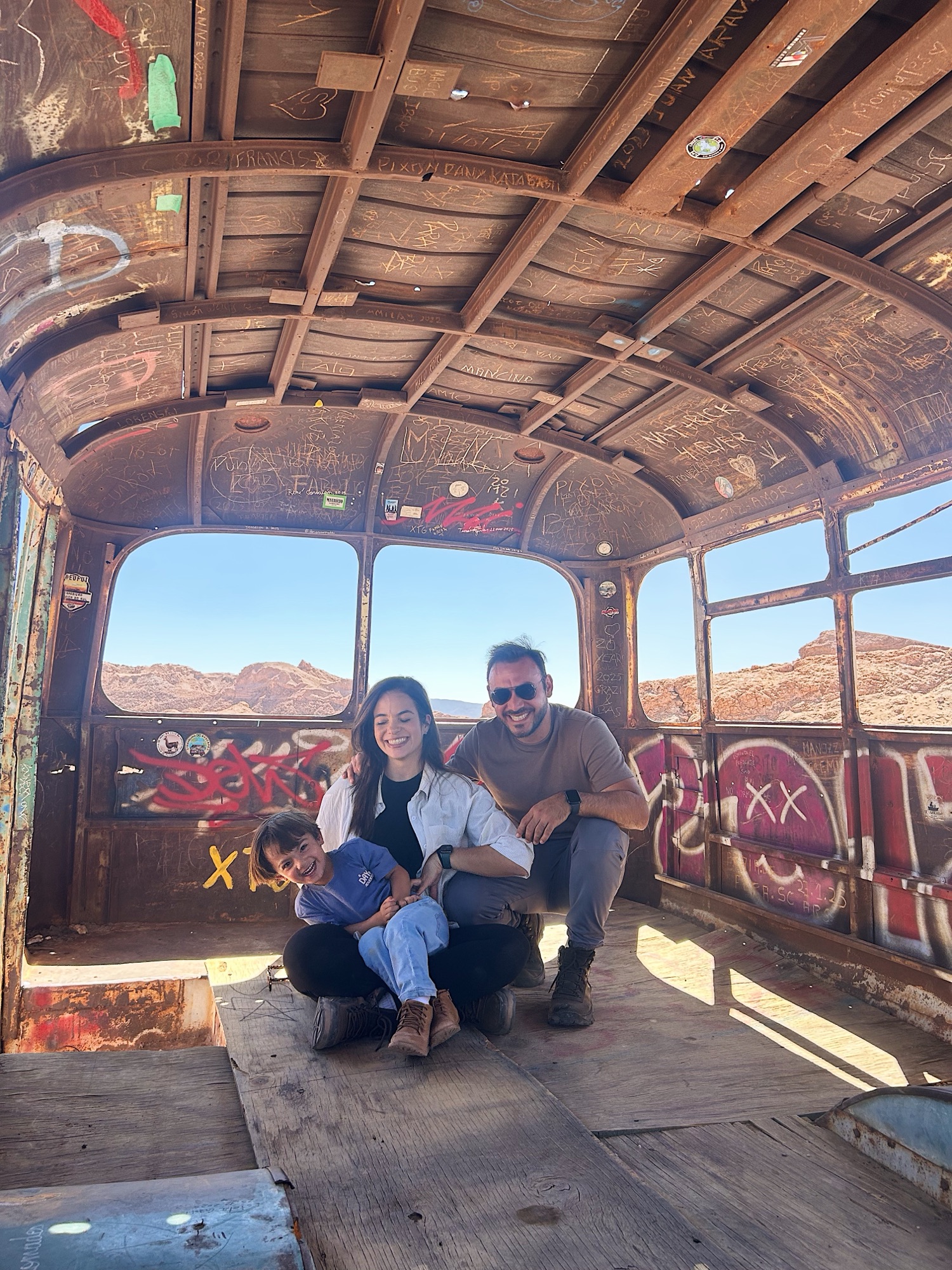 Família do Menos Automático reunida durante uma viagem pelo Atacama