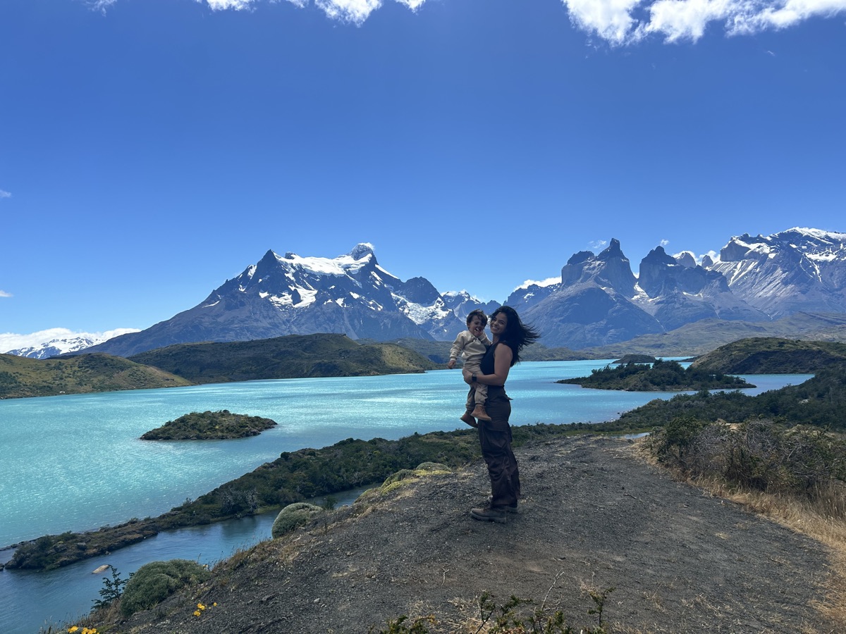 Mãe com o filho diante das montanhas de Torres del Paine